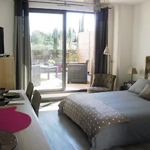 https://studio-a-deux-pas-daix.fr-provencehotel.com